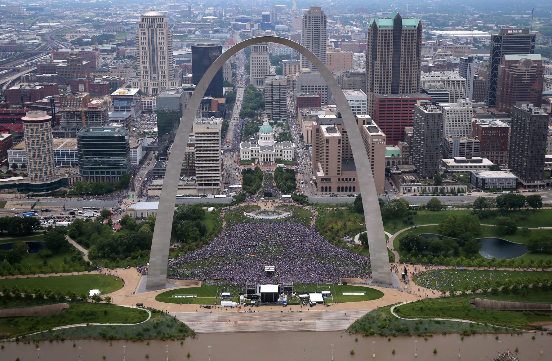 St. Louis Blues parade Stanley Cup to the Arch for fans